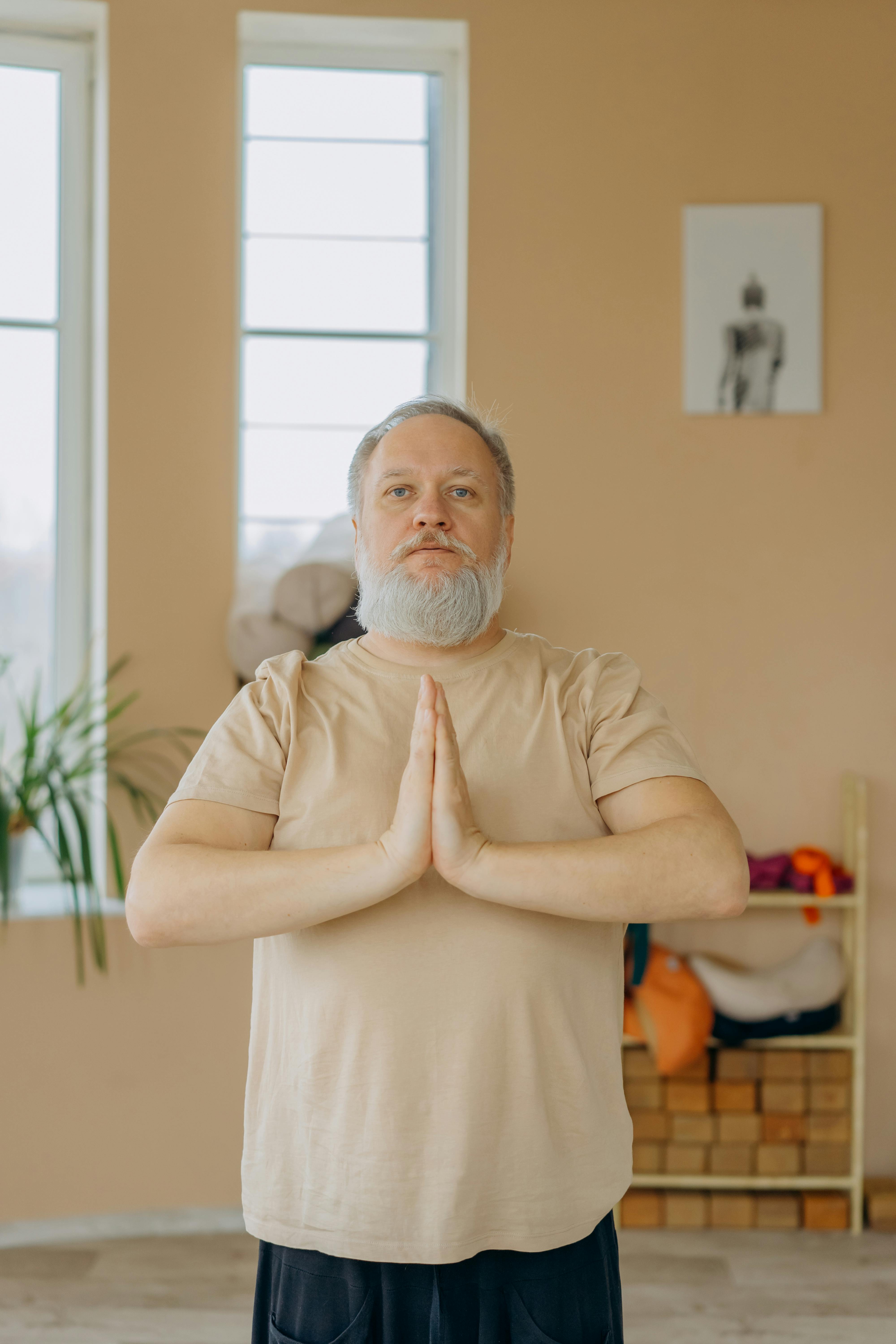 Hombre mayor en posición de oración